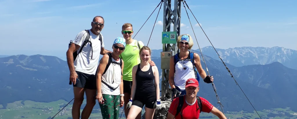 Geführte Wanderung Salzburg – Wanderer vor Alpenpanorama
