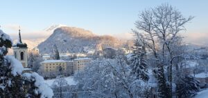 Geführte Wanderung Salzburg – Block auf verschneites Salzburg von oben