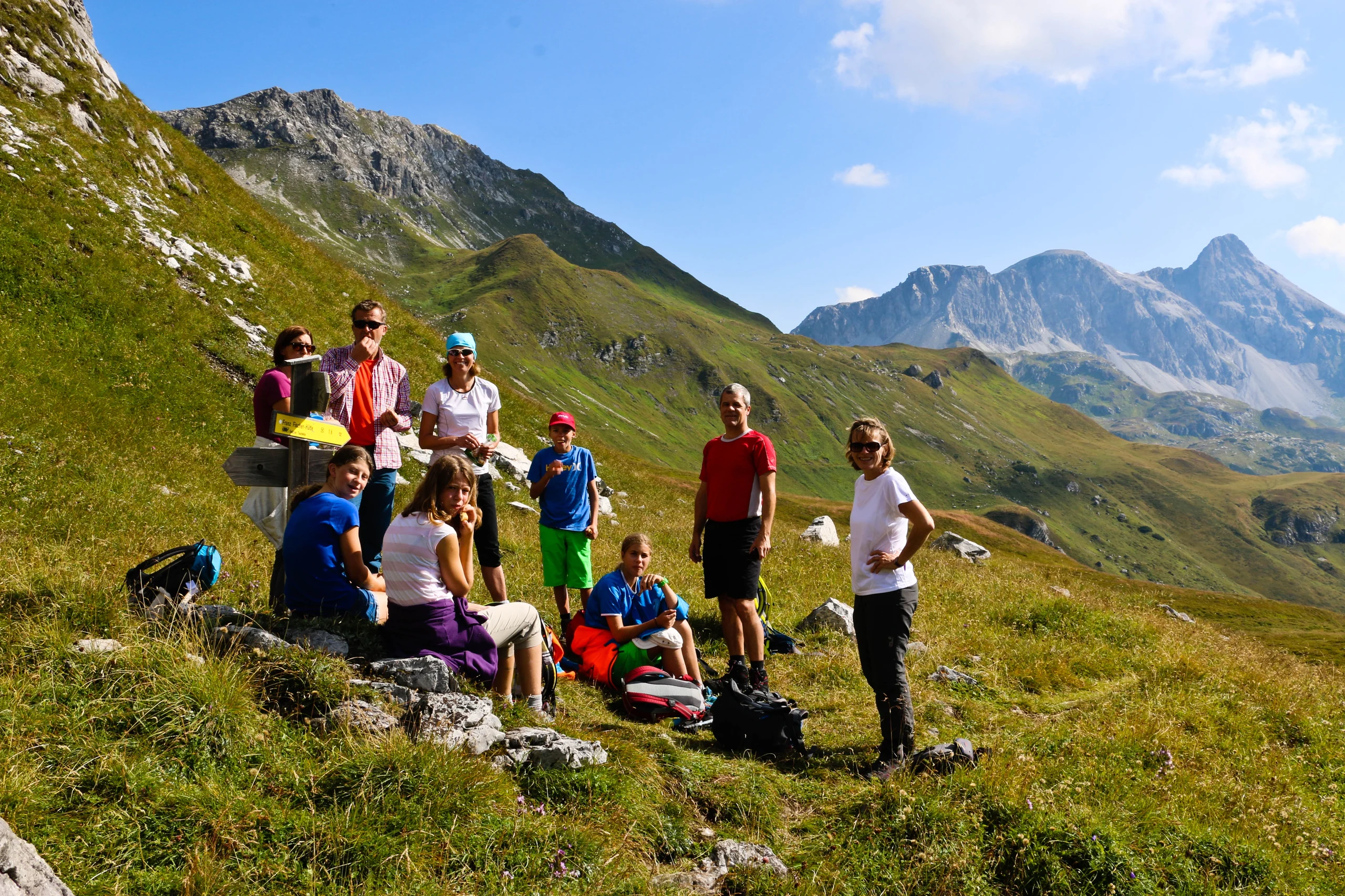 Geführte Wanderung Salzburg – Wanderer vor Alpenpanorama