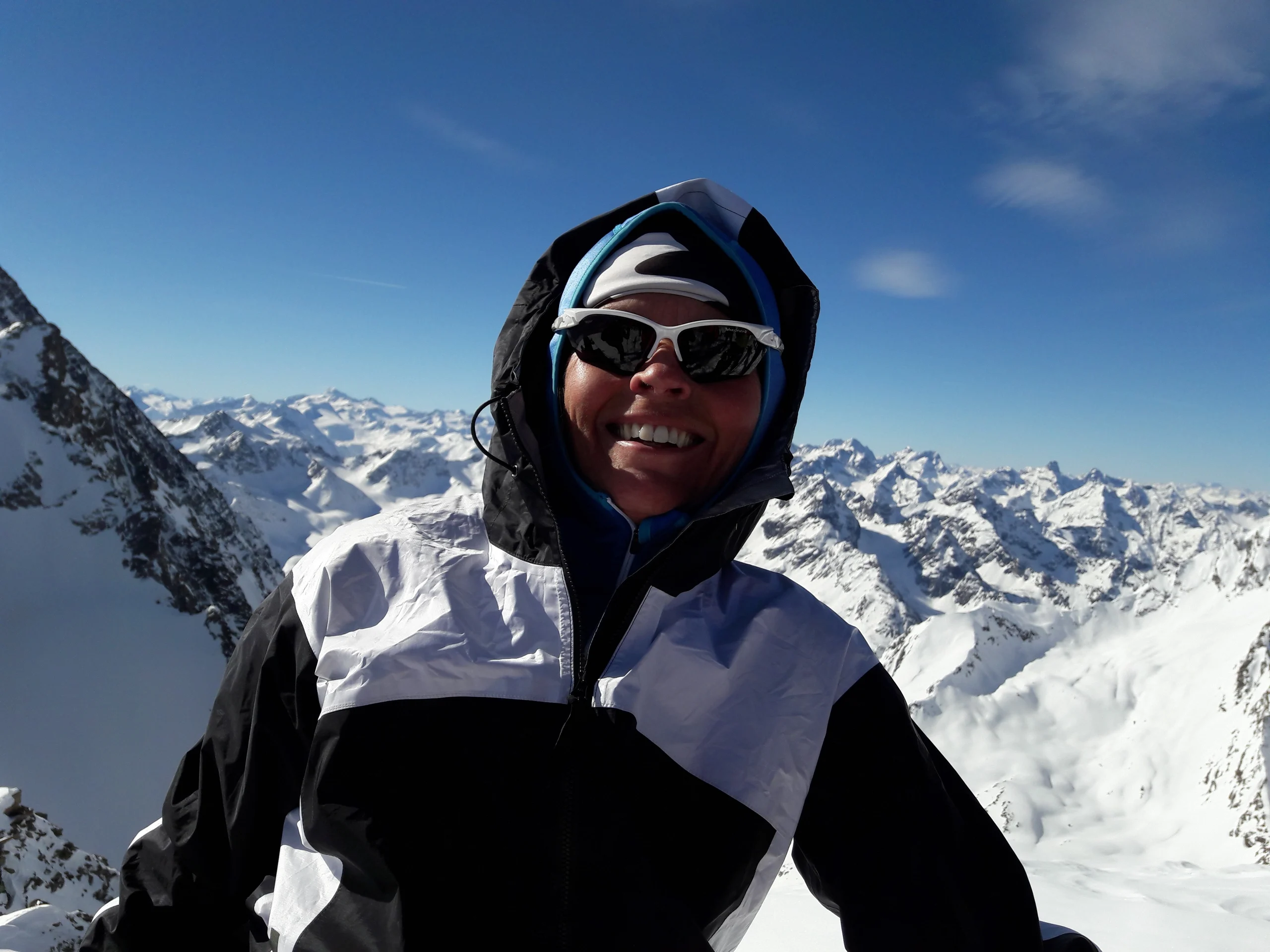 Geführte Wanderung Salzburg – Wanderer vor Alpenpanorama