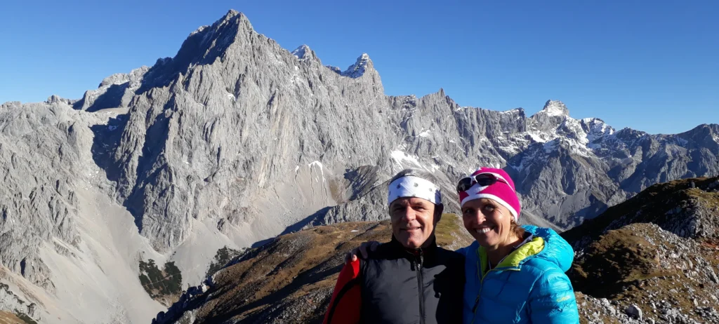 Geführte Wanderung Salzburg – Wanderer vor Alpenpanorama