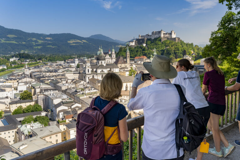 Geführte Wanderung Salzburg – Wanderer genießen den Ausblick