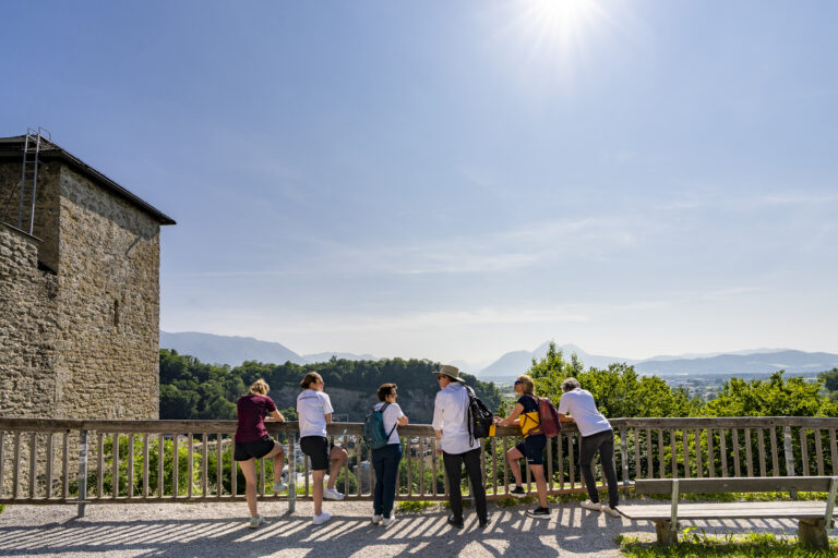 Geführte Wanderung Salzburg – Wanderer genießen den Ausblick