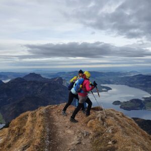 Geführte Wanderung Salzburg – Wanderer vor Alpenpanorama