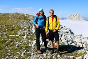 Geführte Wanderung Salzburg – Wanderer vor Alpenpanorama