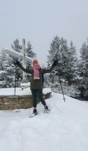 Schneeschuhwanderung Salzburg – Wanderer vor Gipfelkreuz