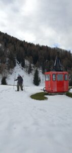 Schneeschuhwanderung Salzburg – Wanderer vor Gondel