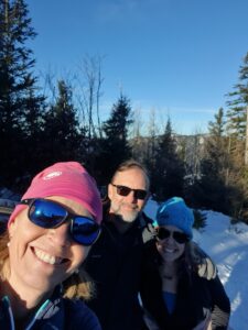 Schneeschuhwanderung Salzburg – Wanderer in verschneitem Wald