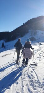 Schneeschuhwanderung Salzburg – Wanderer auf dem Weg zum Gipfel