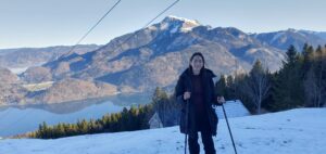 Schneeschuhwanderung Salzburg – Wanderer auf verschneitem Gipfel mit Alpenpanorama im Salzburger Land